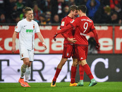 Lewandowski y Müller celebran uno de los goles del polaco en Augsburgo. (Foto: Getty)