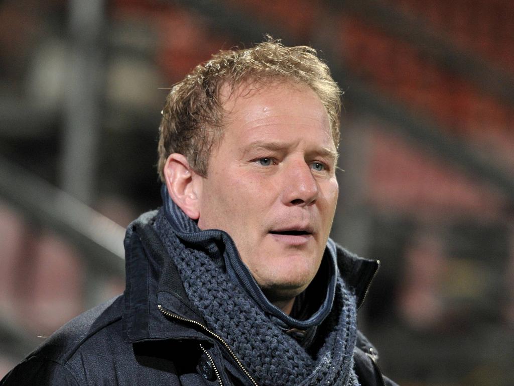 Jan de Jonge is aandachtig toeschouwer bij Jong Heracles Almelo - Jong Vitesse. (20-01-2014)