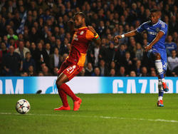 Samuel Eto'o (r.) schiet de bal langs Aurelien Chedjou (l.) tegen de touwen en zet Chelsea op 1-0 tegen Galatasaray. (18-3-2014)