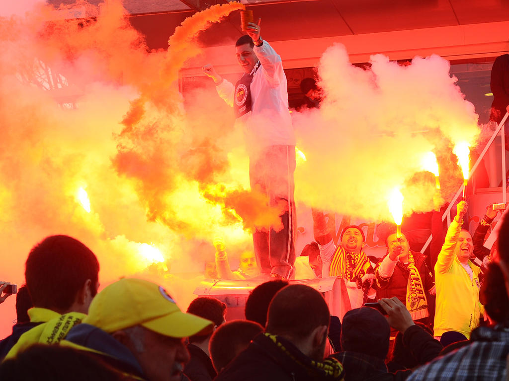 Seguidores del Fenerbahçe animando a su equipo en su estadio. (Foto: Getty)