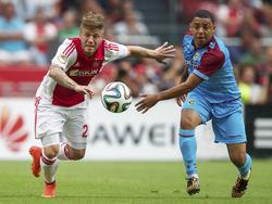 In de seizoensouverture tussen Ajax en Vitesse worden veel duels op het middenveld uitgevochten. Zo ook het duel tussen Lasse Schöne (l.) en Wallace (r.). (10-08-2014)