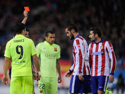 Mario Suárez (tweede van rechts) krijgt zijn tweede gele kaart in de bekerwedstrijd Atlético Madrid - FC Barcelona en moet zes minuten voor tijd vertrekken. (28-01-2015)