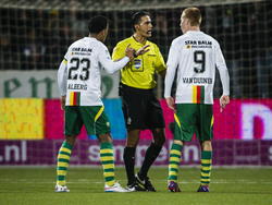 Roland Alberg (l.) en Mike van Duinen (r.) komen verhaal halen bij scheidsrechter Serdar Gözübüyük (m.) tijdens het competitieduel FC Dordrecht - ADO Den Haag. (07-02-2015)