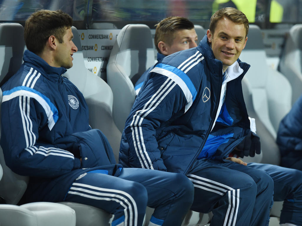 Manuel Neuer (r.) ist wieder ins Training der deutschen Nationalmannschaft eingestiegen
