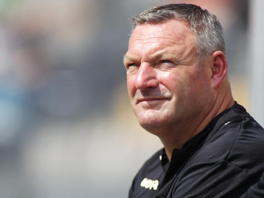 PEC Zwolle-trainer Ron Jans observeert zijn ploeg gedurende het oefenduel met VVV-Venlo. (01-08-2015)