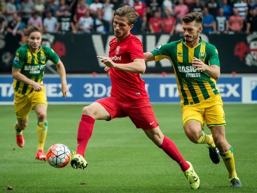 Eduard Duplan (r.) in de achtervolging op Jelle van der Heyden (l.) tijdens het duel tussen FC Twente en ADO Den Haag. (15-08-2015)