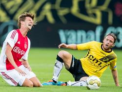 Ronnie Stam (r.) begaat een overtreding op Lucas Andersen (l.) tijdens NAC Breda - Jong Ajax. (21-08-2015)