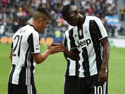 Paolo Dybala (l.) en Paul Pogba (r.) vieren het doelpunt van eerstgenoemde namens Juventus tegen Palermo. (14-05-2016)