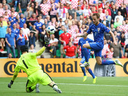Rakitic supera a Petr Cech en el Croacia-República Checa. (Foto: Getty)