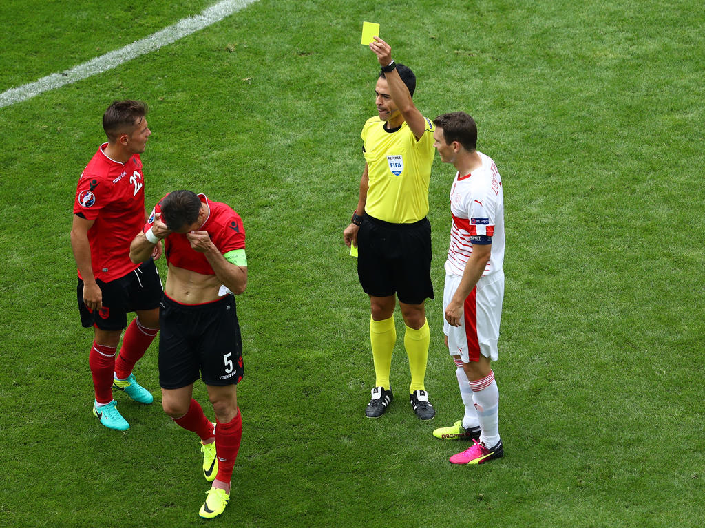Lorik Cana krijgt zijn tweede gele kaart van de wedstrijd tegen Zwitserland.
