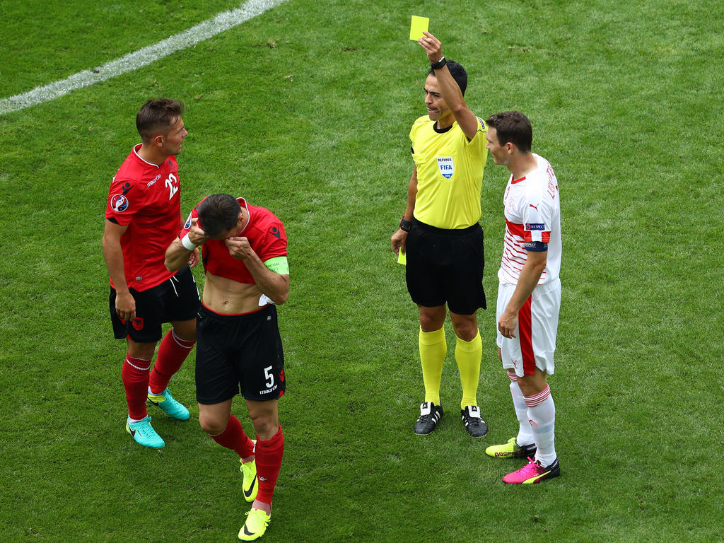 Albaniens Lorik Cana sah gegen die Schweiz bereits in der ersten Halbzeit gelb-rot