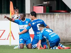 Queensy Menig (l.) viert een feestje met Anass Achahbar (m.) en Mustafa Saymak (r.) nadat hij PEC Zwolle op een 0-1 voorsprong heeft gezet. Het eerste doelpunt van het Eredivisie-seizoen 2016/2016. (05-08-2016)