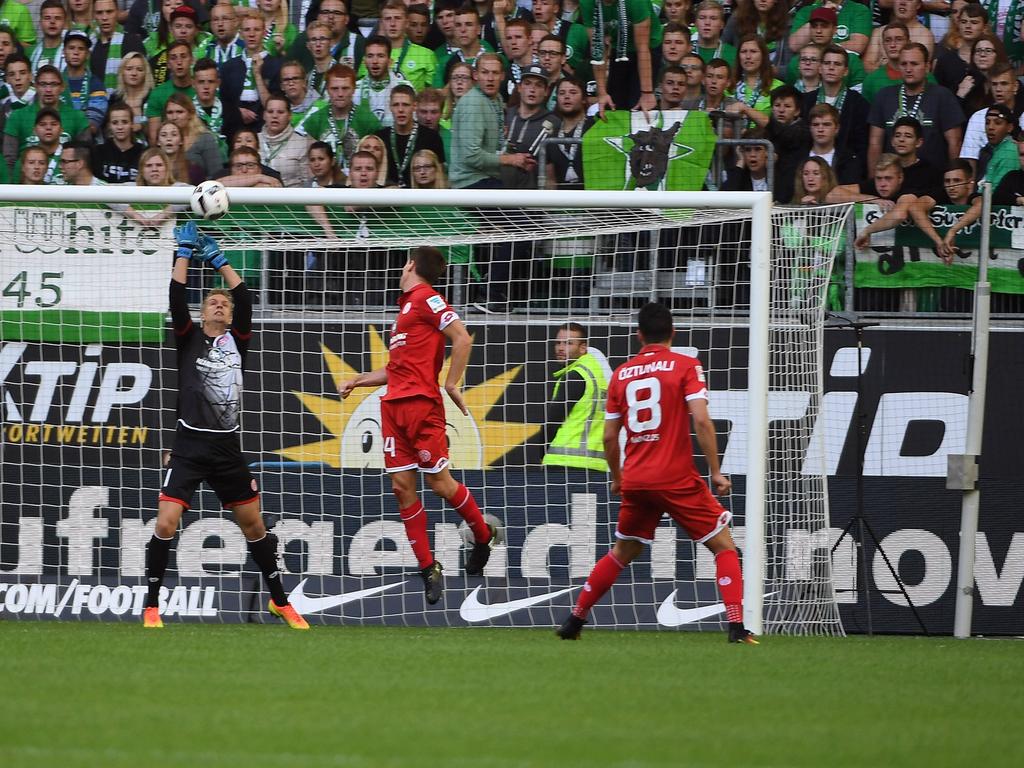 Lössl (l.) zeigte gegen Wolfsburg starke Reflexe