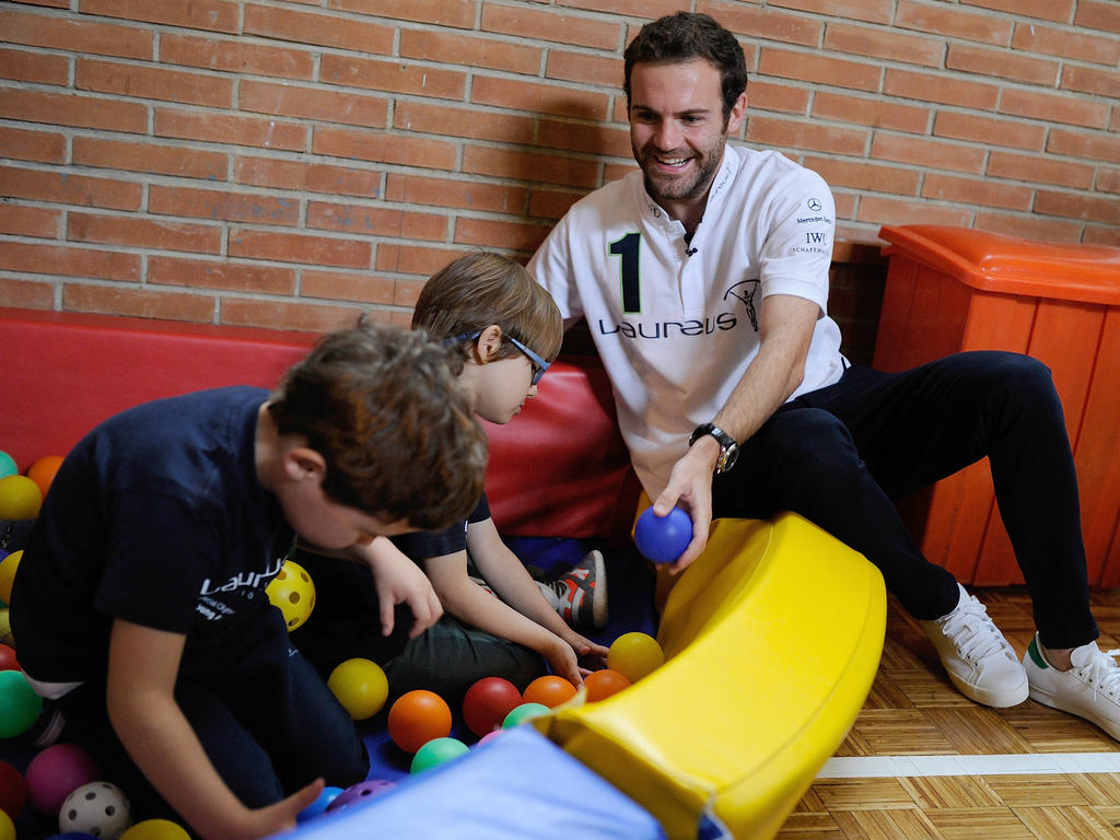 Mata juega con unos niños en una imagen de archivo. (Foto: Getty)