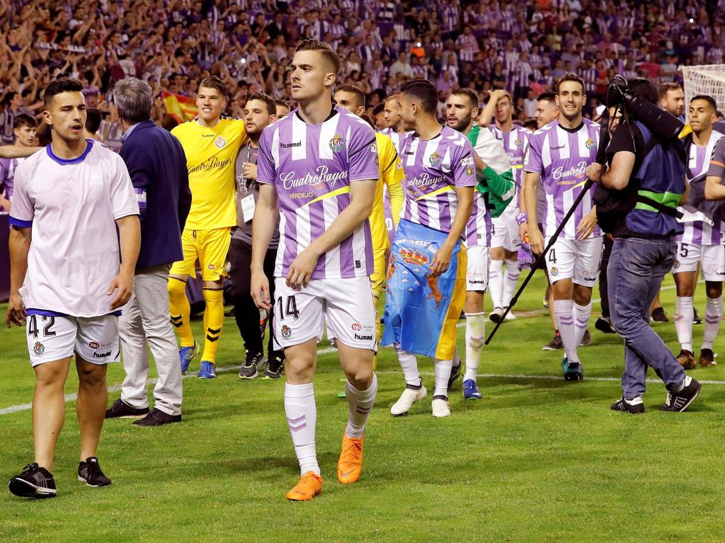 Los jugadores del Valladolid celebran el ascenso en Pucela. (Foto: Imago)