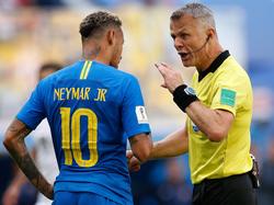 Neymar dialoga con el colegiado Kuipers en el último duelo. (Foto: Getty)