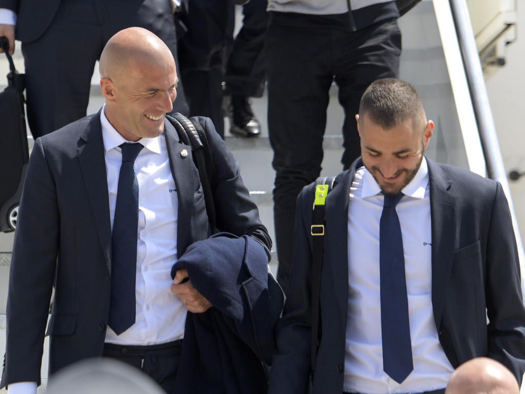 Zidane (izq.) y Benzema bromean en un desplazamiento de los blancos. (Foto: Getty)