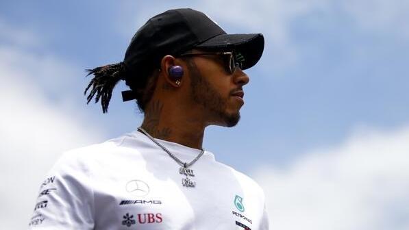 Lewis Hamilton fühlt sich mit seiner veganen Ernährung gut und leistungsstark Lewis Hamilton fühlt sich mit seiner veganen Ernährung gut und leistungsstark