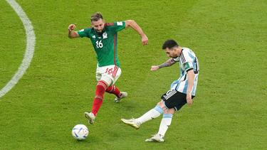 Argentiniens Lionel Messi kommt gegen Mexikos Héctor Herrera zum Torabschluss