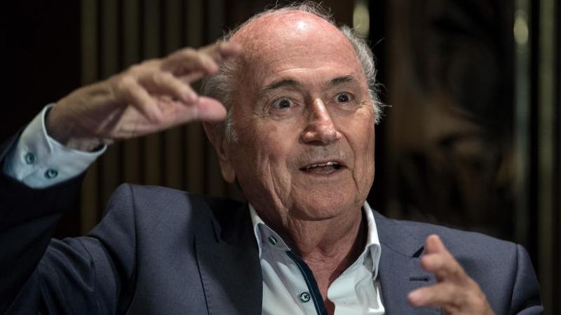 Joseph S. Blatter hat erstmals deutlich eingestanden, vor fünf Jahren auf massiven Druck der USA hin abgetreten zu sein Joseph S. Blatter hat erstmals deutlich eingestanden, vor fünf Jahren auf massiven Druck der USA hin abgetreten zu sein