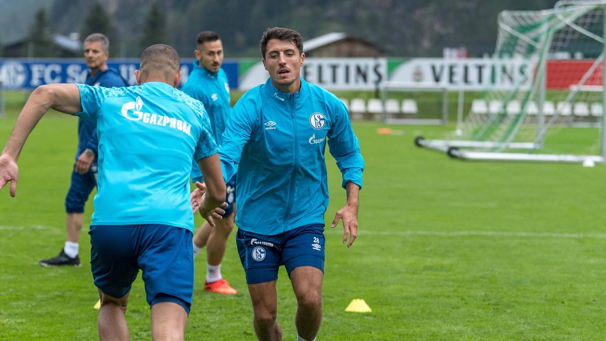 Alesandro Schöpf vom FC Schalke 04 offenbar mit Corona infiziert Alesandro Schöpf vom FC Schalke 04 offenbar mit Corona infiziert
