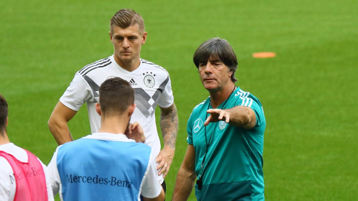 Toni Kroos und Jogi Löw sind langjährige Weggefährten in der Nationalmannschaft Toni Kroos und Jogi Löw sind langjährige Weggefährten in der Nationalmannschaft