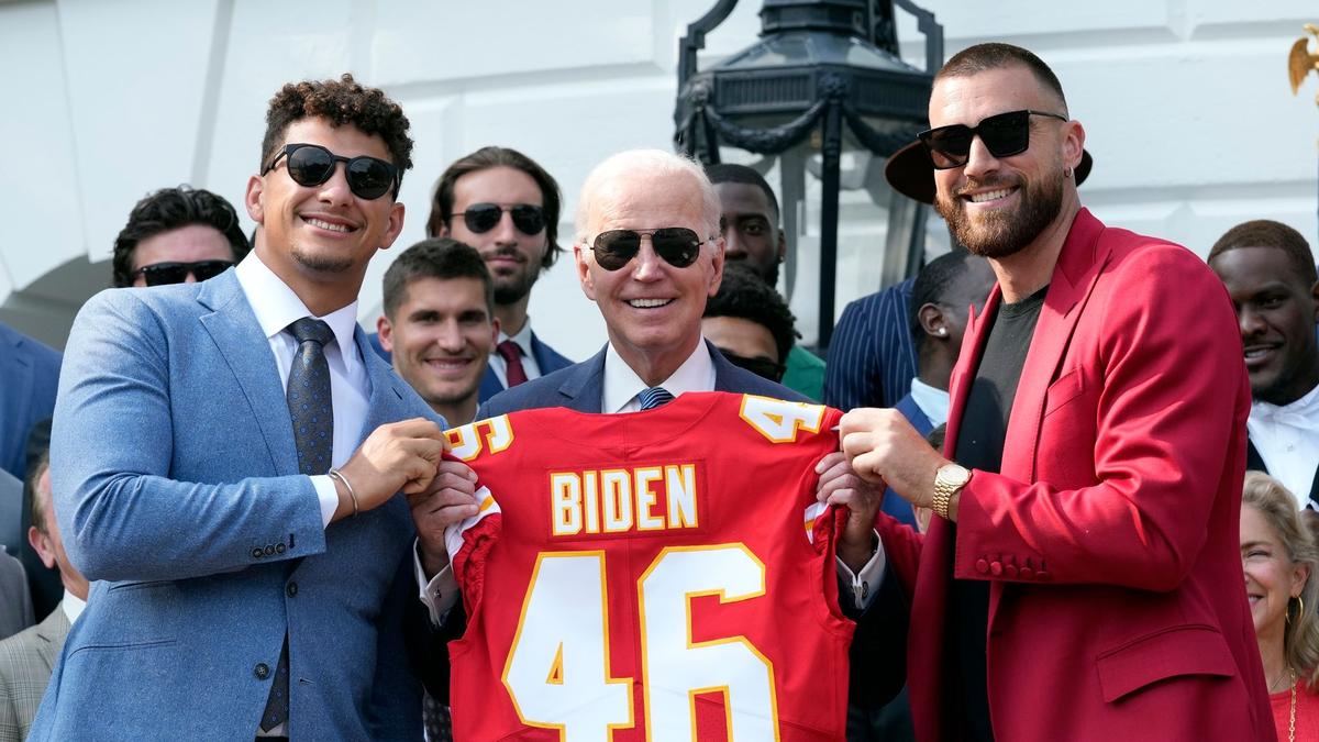 Die Chiefs-Stars Pat Mahomes und Travis Kelce überreichen Joe Biden ein Trikot