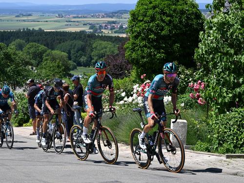 Emanuel Buchmann (r.) vom Team Bora Hansgrohe führt vor seinem Teamkollegen Jonas Koch.