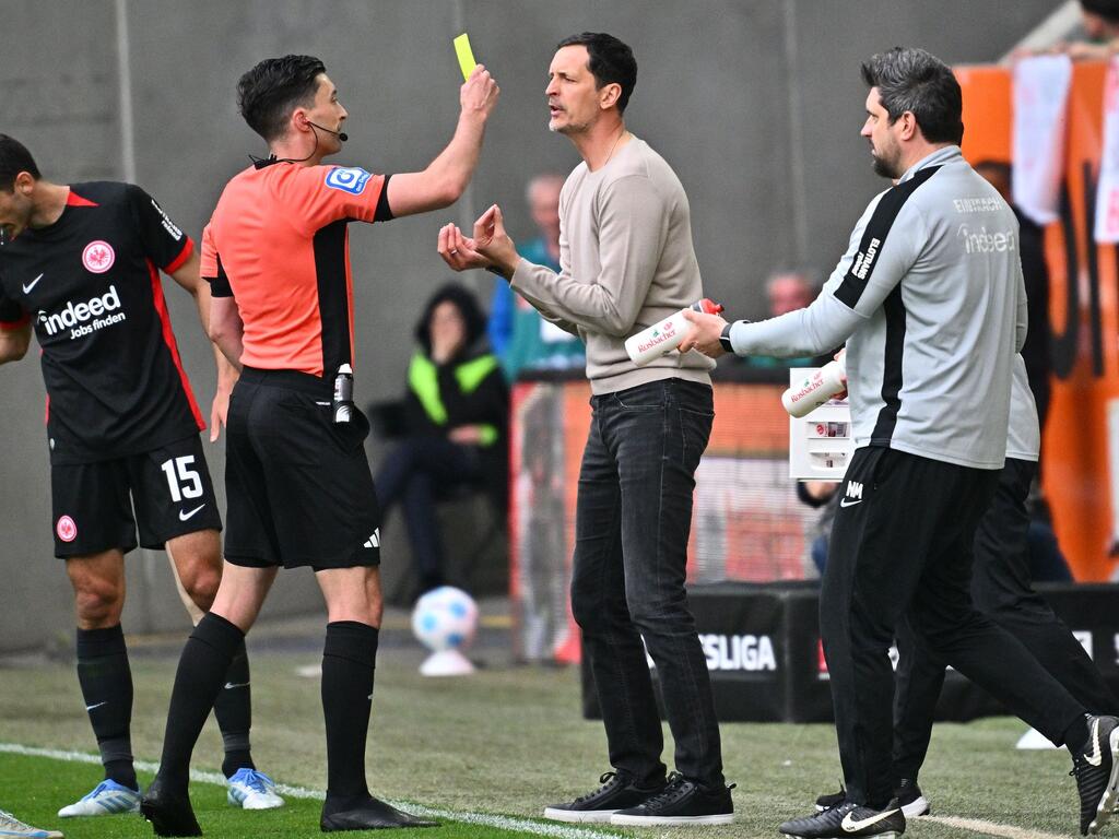 Aufreibender Tag am Spielfeldrand: Frankfurts Trainer Dino Toppmöller (r) bekommt von Schiedsrichter Florian Badstübner die Gelbe Karte gezeigt Aufreibender Tag am Spielfeldrand: Frankfurts Trainer Dino Toppmöller (r) bekommt von Schiedsrichter Florian Badstübner die Gelbe Karte gezeigt