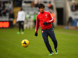 Ryo Miyaichi is bezig met een warming-up tijdens Newcastle United - Arsenal. (29-12-2013)