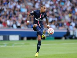 Gregory van der Wiel neemt de bal aan in de wedstrijd Paris Saint-Germain - SC Bastia. (16-08-2014)