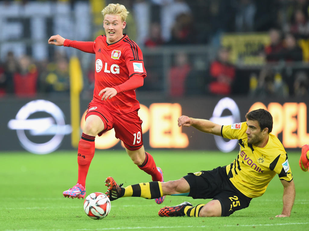 Borussia Dortmunds Sokratis versucht, Bayer Leverkusens Julian Brandt (r.) vom Ball zu trennen
