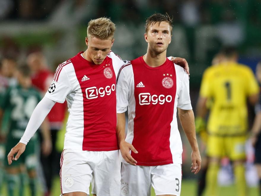 Joël Veltman (r.) kan wel door de grond zakken nadat Ajax in de derde voorronde van de Champions League bij Rapid Wien mede door een fout van hem een 2-0 voorsprong weggeeft. Viktor Fischer troost de verdediger. (29-07-2015)