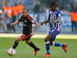 Marcelo Díaz disputa un balón con el Hamburgo ante Kalou (Hertha). (Foto: Getty) 