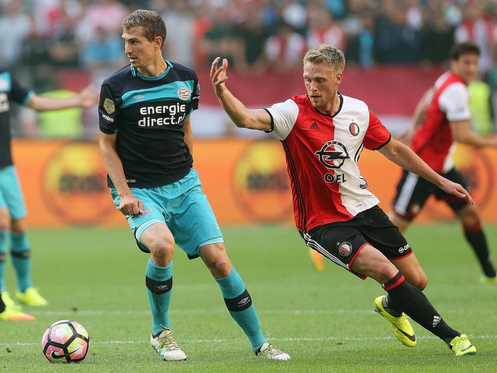 Daniel Schwaab (l.) draait weg bij Nicolai Jørgesen (r.) tijdens de strijd om de Johan Cruijff Schaal tussen Feyenoord en PSV (31-07-2016).