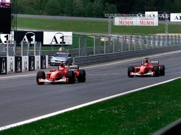 Der Moment, den die Fans nie vergessen werden: Barrichello lässt Schumi vorbei Der Moment, den die Fans nie vergessen werden: Barrichello lässt Schumi vorbei