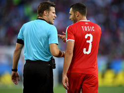 Dr. Felix Brych (l.) leitete das Vorrundenspiel zwischen der Schweiz und Serbien
