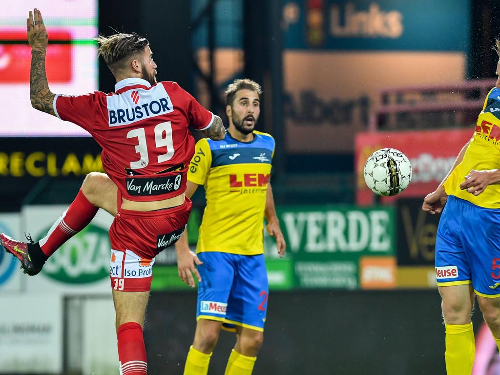 Lars Veldwijk (l.) debuteert namens KV Kortrijk tijdens het duel in de Croky Cup met Sprimont Comblain (21-09-2016).