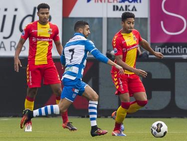 Norichio Nieveld (r.) voorkomt tijdens de IJsselderby tussen PEC Zwolle en Go Ahead Eagles dat Youness Mokhtar (m.) zijn dribbel voortzet. (30-10-2016)