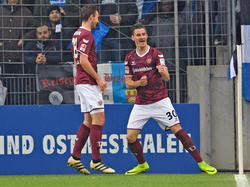 Stefan Kutschke (r.) feiert das 1:0 für Dynamo Dresden in Bielefeld