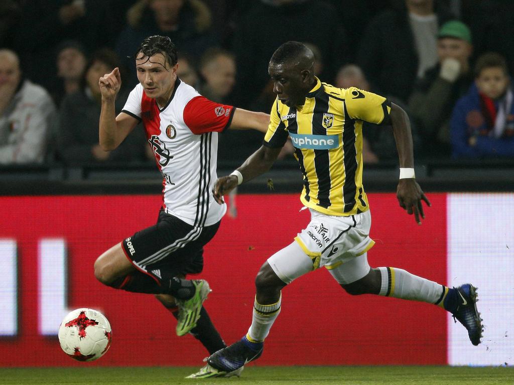 Marvelous Nakamba (r.) moet in de achtervolging bij Steven Berghuis (l.) tijdens het competitieduel Feyenoord - Vitesse (17-12-2016).