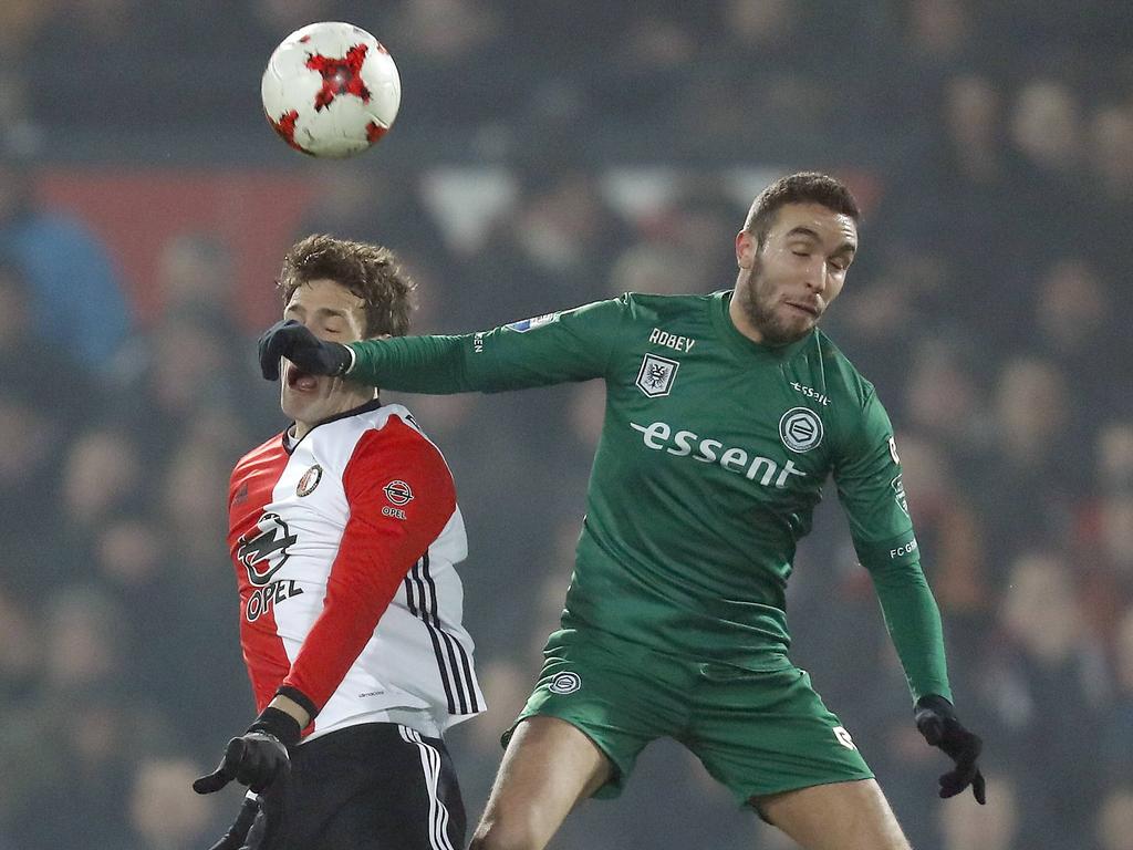 Mimoun Mahi (r.) springt namens FC Groningen hoger dan Feyenoorder Eric Botteghin. (11-02-2017)