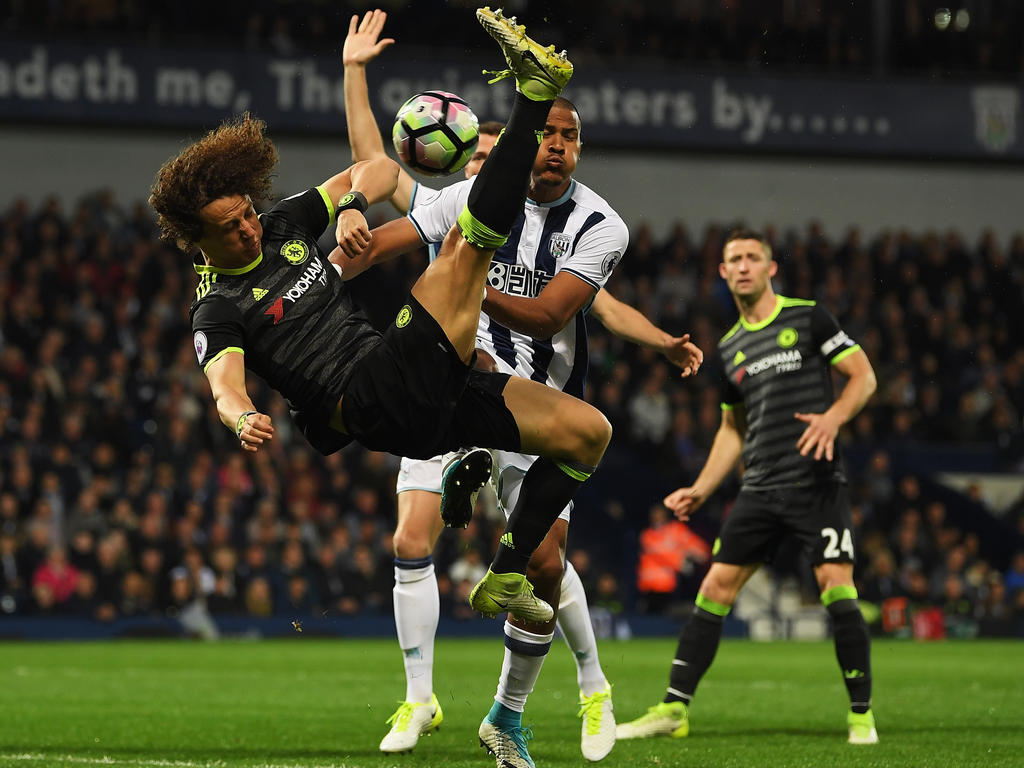 Espectacular acción de David Luiz en la cancha del West Bromwich. (Foto: Getty)
