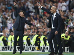 Simeone (izq.) y Zidane no dejaron de dar instrucciones. (Foto: Getty)