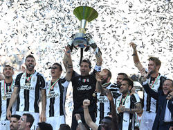 Juventus Turin feiert nach dem 2:0 über Crotone die 33. Meisterschaft