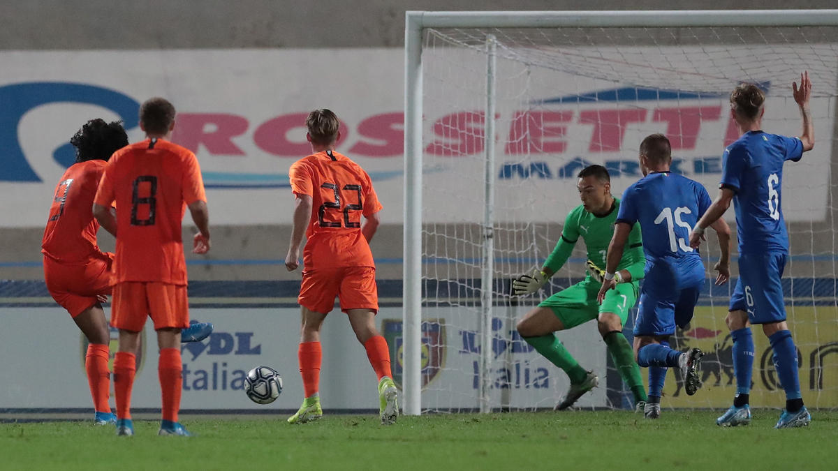 Joshua Zirkzee (l.) vom FC Bayern traf gegen Italien Joshua Zirkzee (l.) vom FC Bayern traf gegen Italien