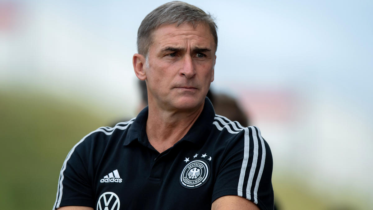 Stefan Kuntz und die U21 treten am Dienstag in Bosnien-Herzegowina an Stefan Kuntz und die U21 treten am Dienstag in Bosnien-Herzegowina an