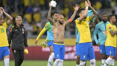 Brasilianische Spieler feiern ihren Sieg über Paraguay.