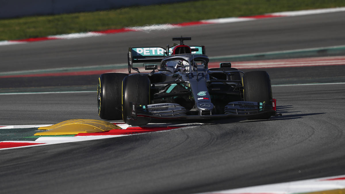 Lewis Hamilton ist auch zu den von ihm ungeliebten Einsätzen im Simulator bereit Lewis Hamilton ist auch zu den von ihm ungeliebten Einsätzen im Simulator bereit