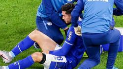 Schalkes Suat Serdar wird nach einer Verletzung behandelt